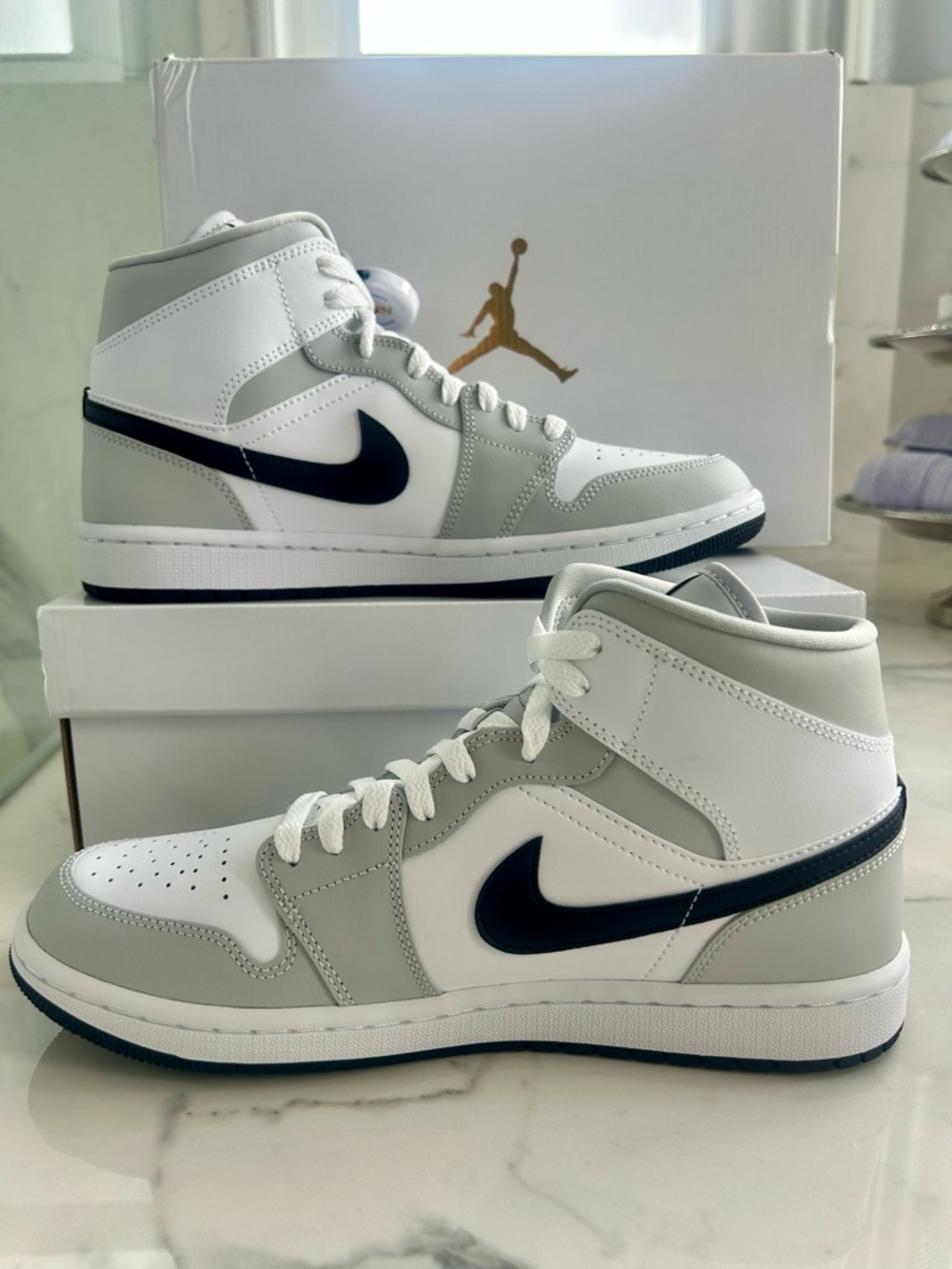 NIB ⛹️Air jordan 1 mid womens